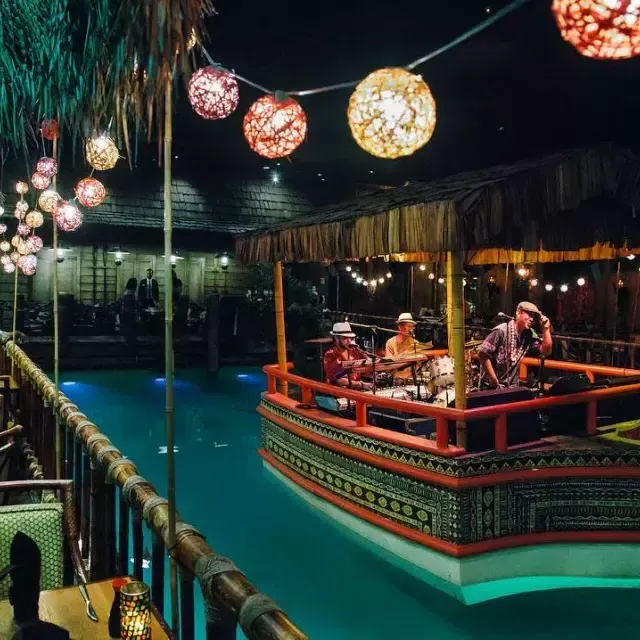 The house band plays in the lagoon of the world-famous Tonga Room at 威尼斯人官网平台app的 Fairmont Hotel.